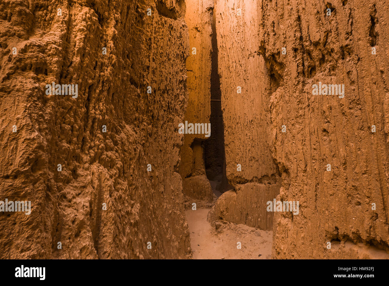 All'interno di una delle tante slot canyons, localmente noto come grotte, che hanno eroso nel siltstone e scogliere di argilla in Cathedral Gorge State Park, Nevada Foto Stock
