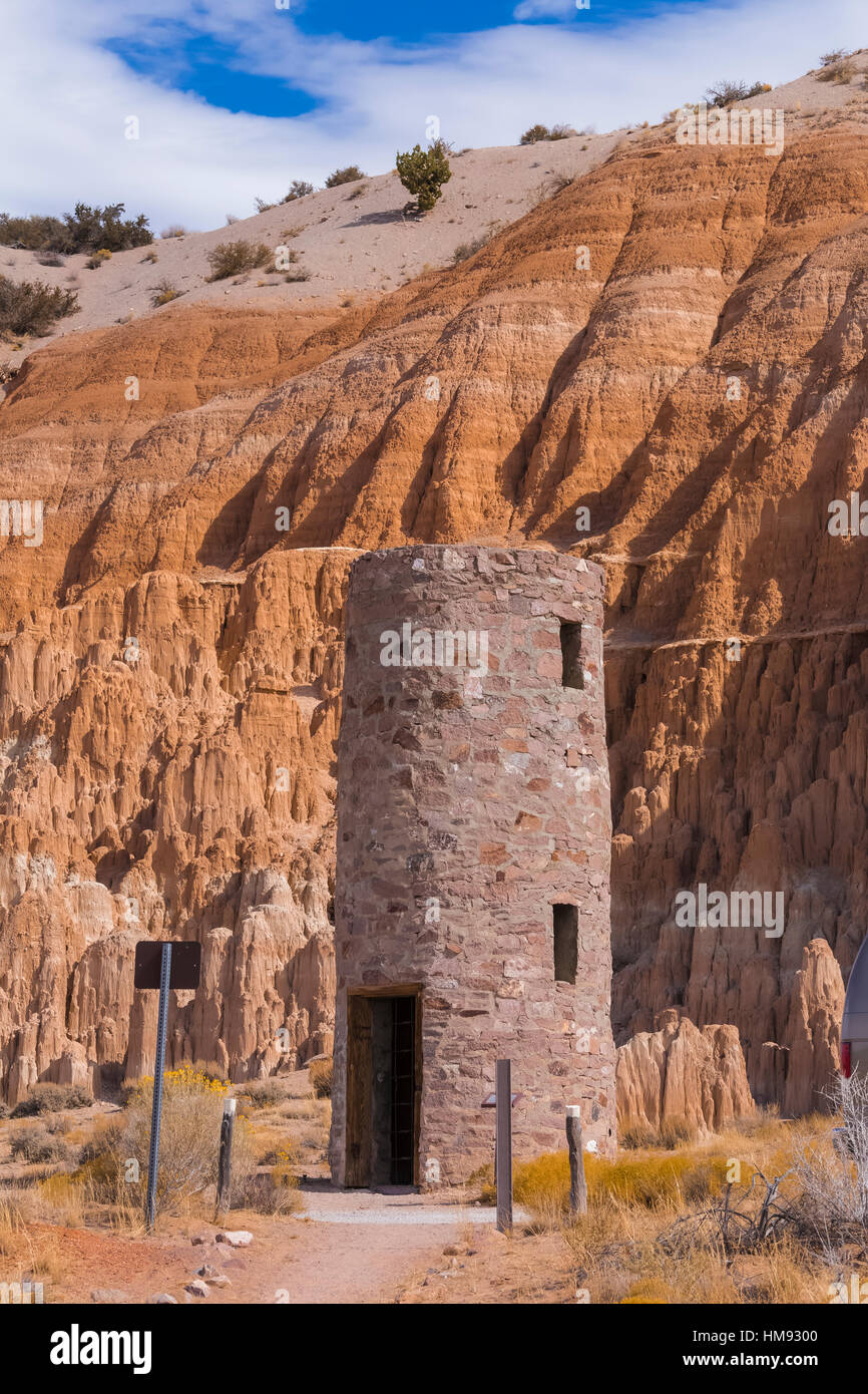 Acqua di pietra a torre costruito dalla conservazione civile Corps durante la Grande Depressione, Cattedrale Gorge State Park, Nevada, STATI UNITI D'AMERICA Foto Stock
