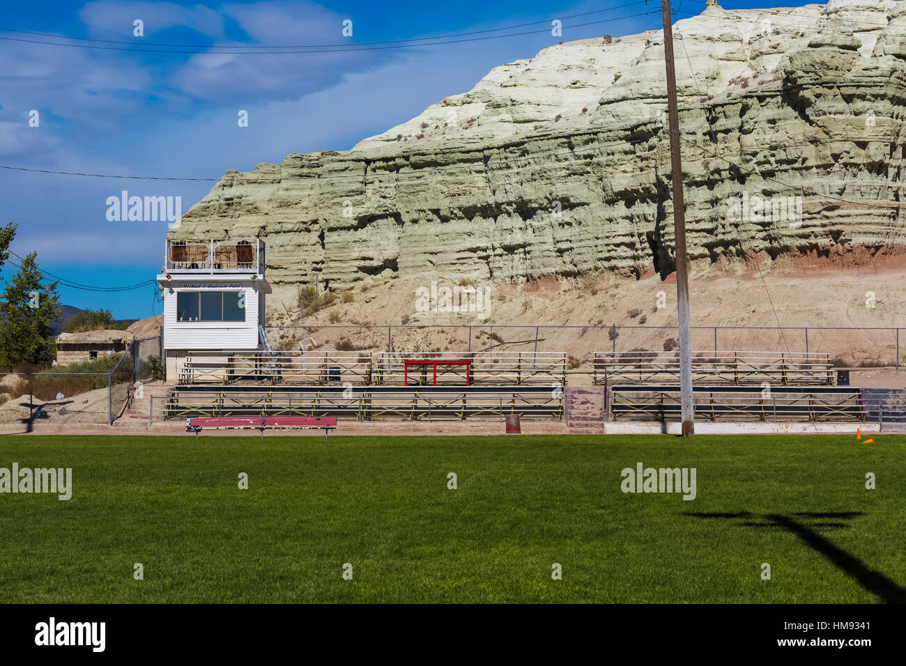 Scuola calcio campo in una drammatica cliffside impostazione in Panaca, Nevada, STATI UNITI D'AMERICA Foto Stock