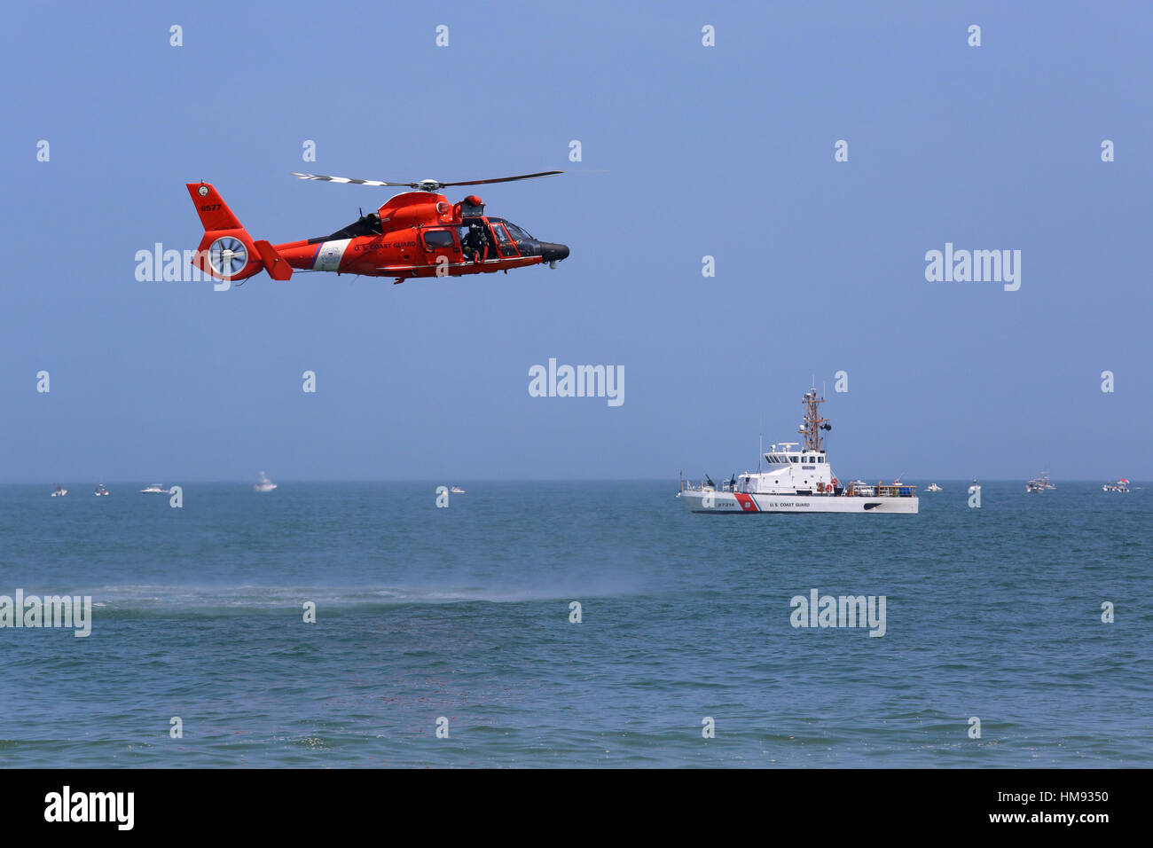 USCG Elicottero dimostrazione con USCGC Finback (WPB-87314) in background Foto Stock