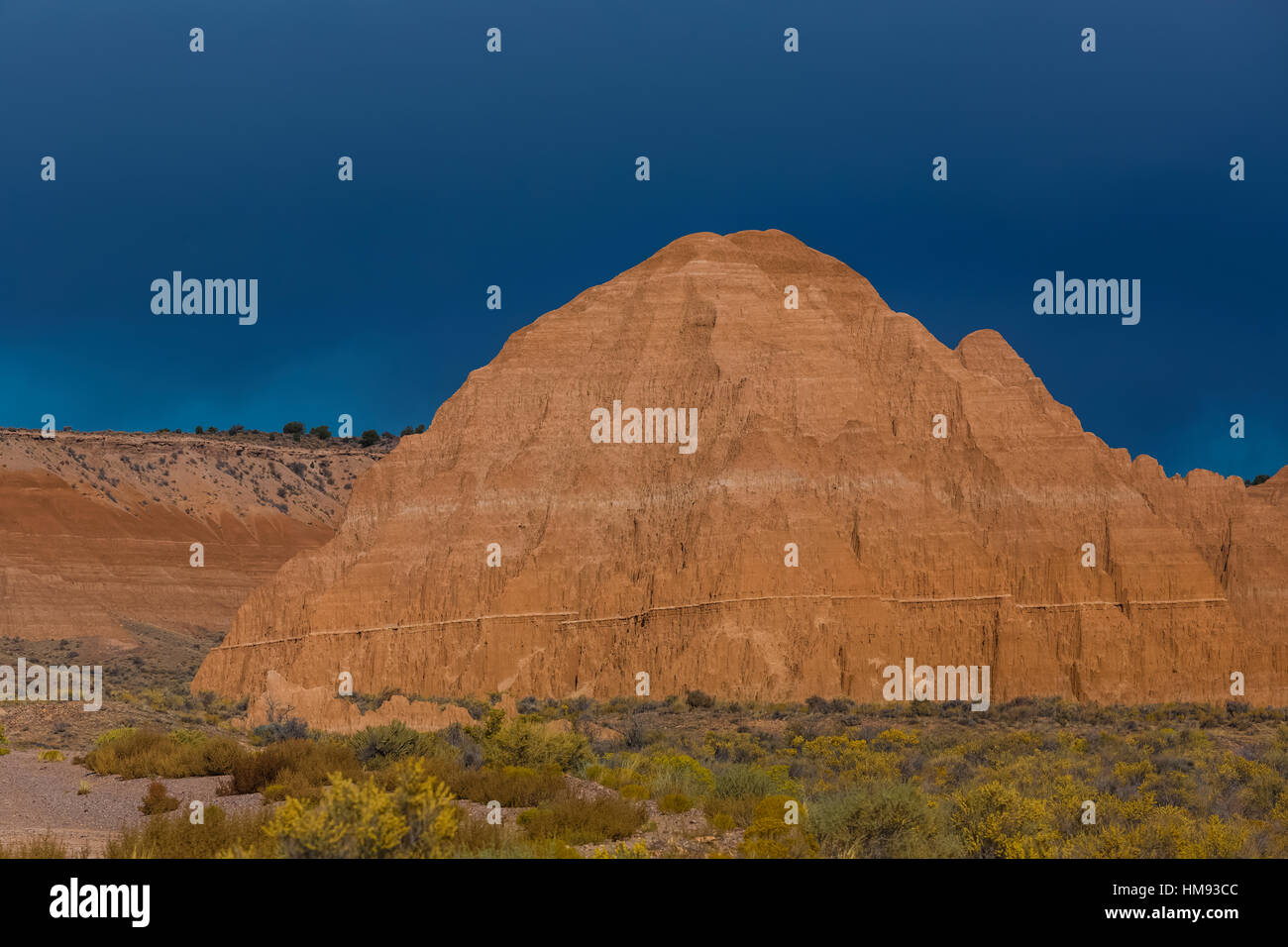 Drammatica la luce del mattino sulle formazioni erose sul lato ovest della cattedrale Gorge State Park, Nevada, STATI UNITI D'AMERICA Foto Stock