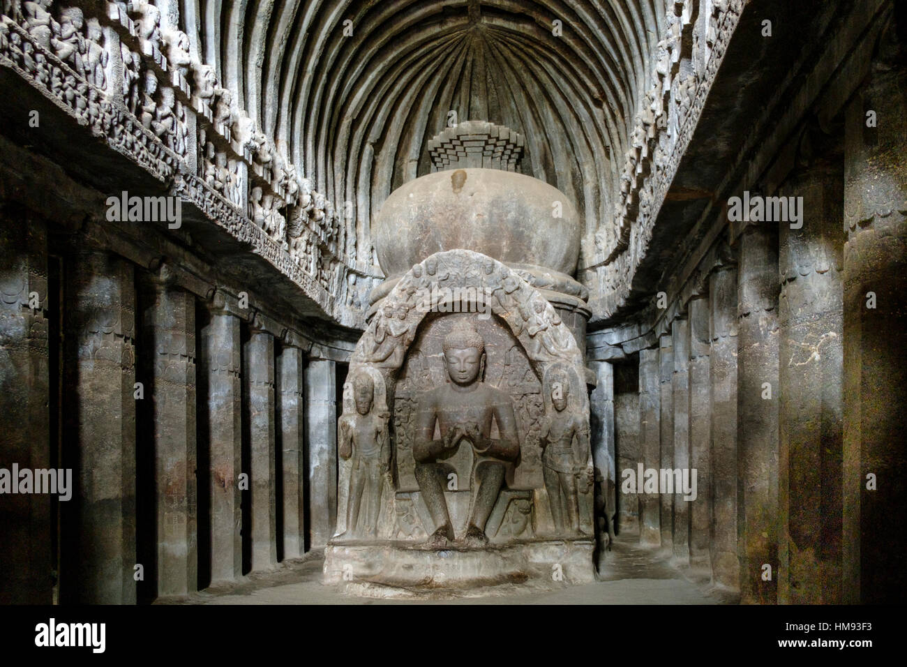 La scultura del Buddha nella sala principale del tempio di Vishvakarma (cave 10), Grotte di Ellora, Maharashtra, India Foto Stock