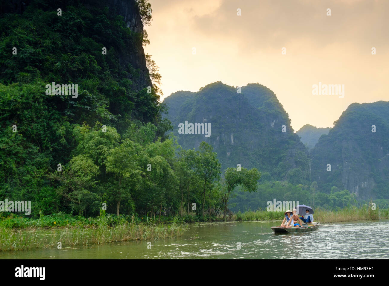 Barche in paesaggi carsici di Tam Coc e Trang un fiume Rosso area , Ninh Binh, Vietnam, Indocina, sud-est asiatico Foto Stock