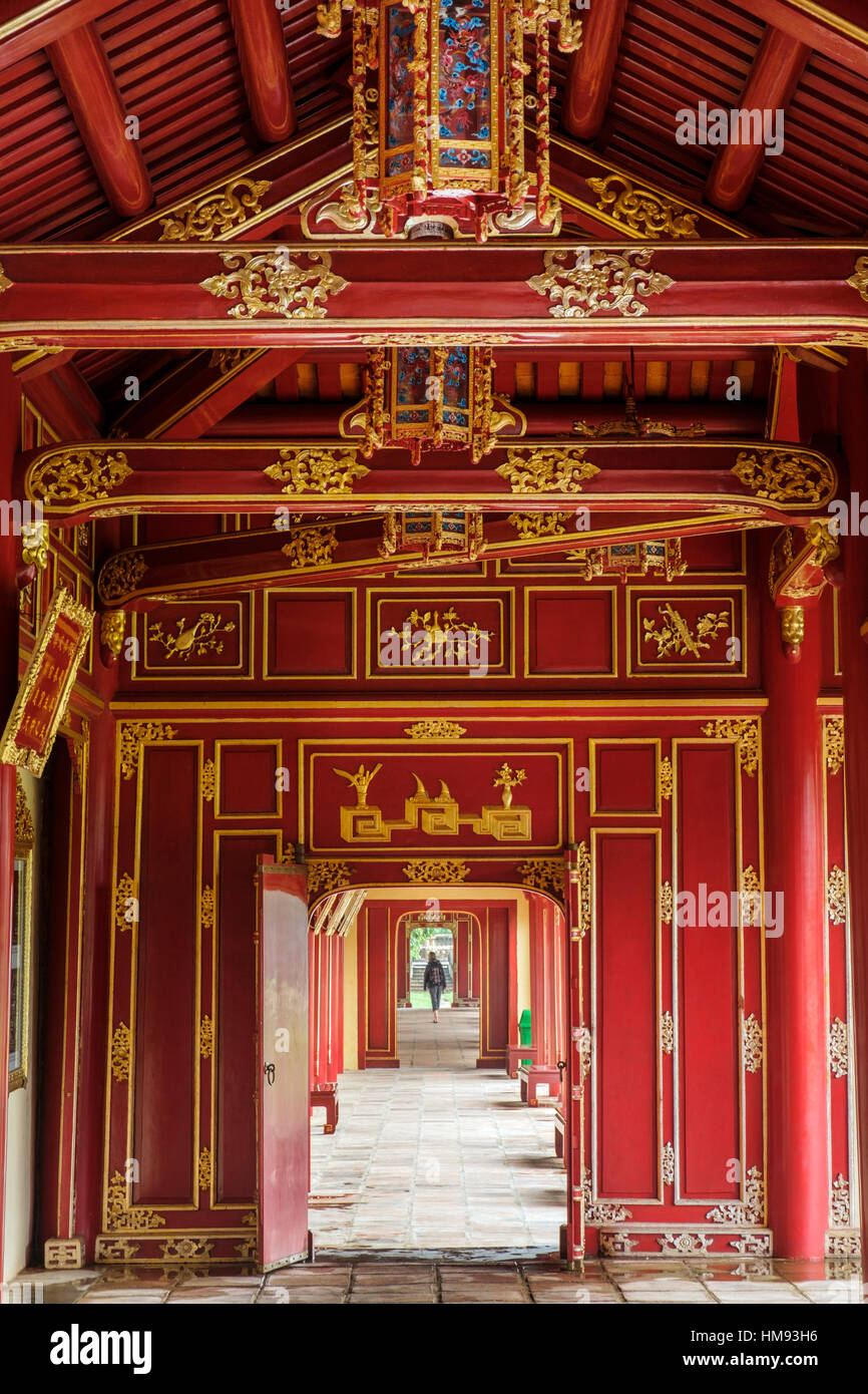 In legno di camminamenti coperti nella tonalità città imperiale (Cittadella), Vietnam, Indocina, sud-est asiatico Foto Stock