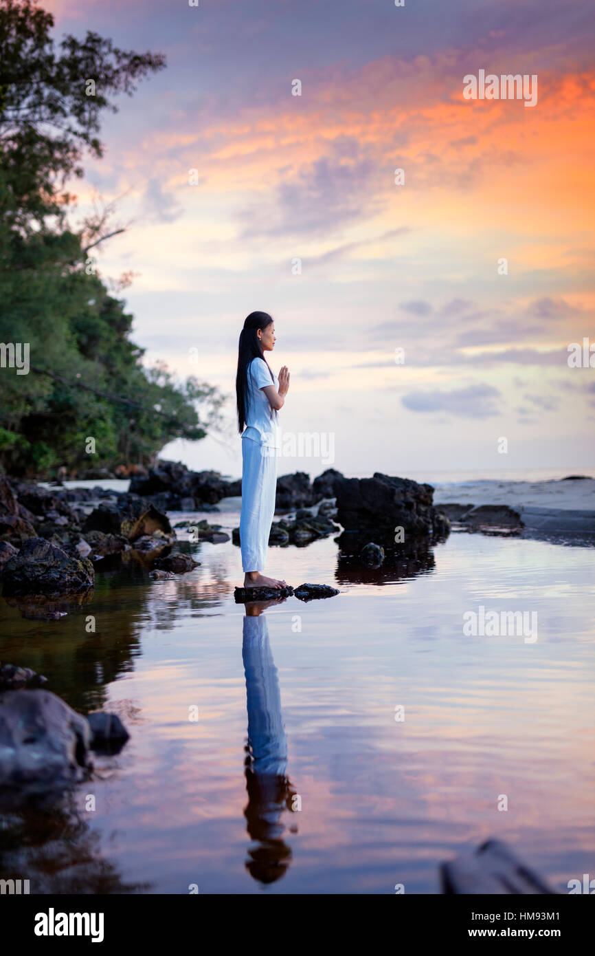 Cambogiani donna in piedi in un Yoga asana, Sihanoukville, Cambogia, Indocina, sud-est asiatico Foto Stock