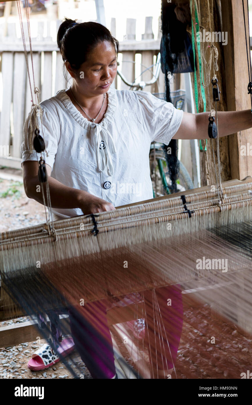 Tai Lue donna tribale utilizzando un telaio tradizionale, Chiang Mai, Thailandia, Sud-est asiatico Foto Stock