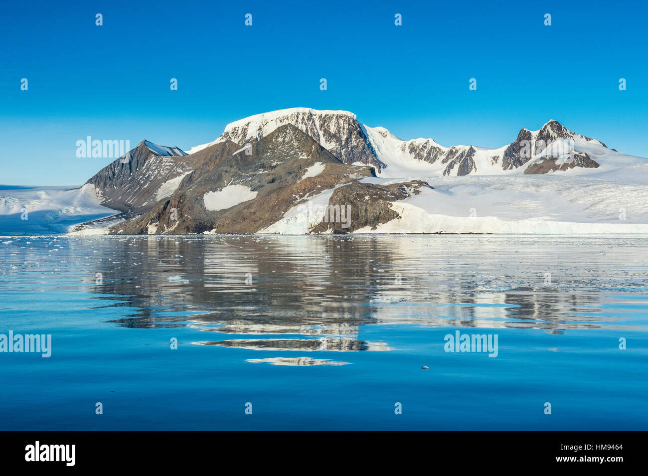 Montagne che si riflettono in acqua vetroso di speranza Bay, Antartide, regioni polari Foto Stock