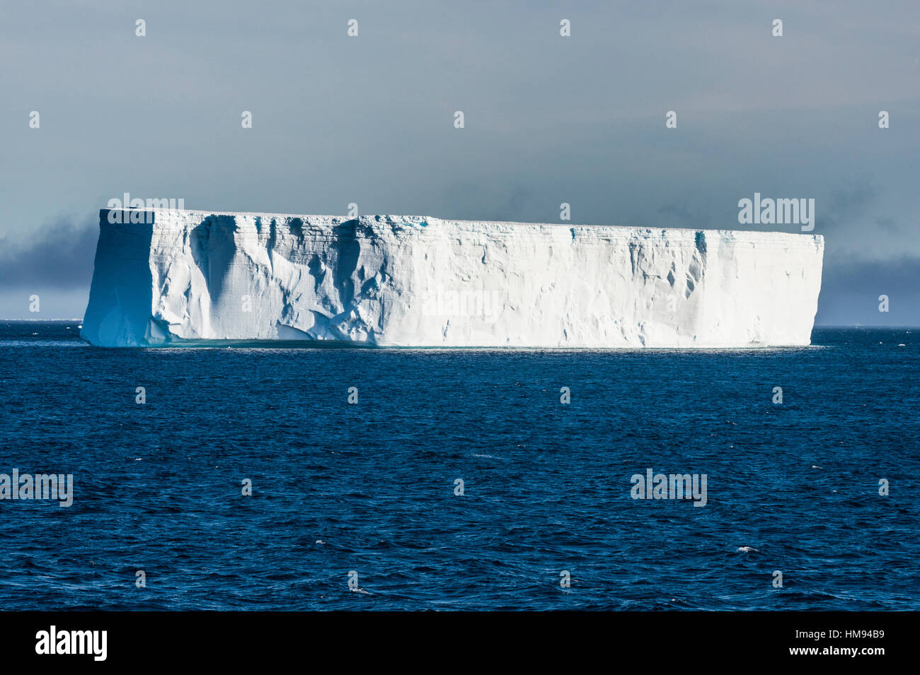 Grandi iceberg galleggianti in mare di Weddell, Antartide, regioni polari Foto Stock