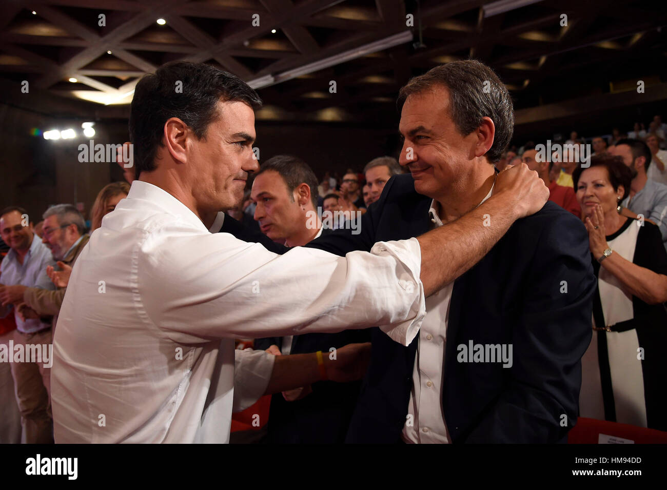 Politican Pedro Sanchez e Jose Luis Rodriguez Zapatero durante una cerimonia di tributo a ' Pedro Zerolo ' a Madrid Martedì 30 Giugno, 2015. Foto Stock