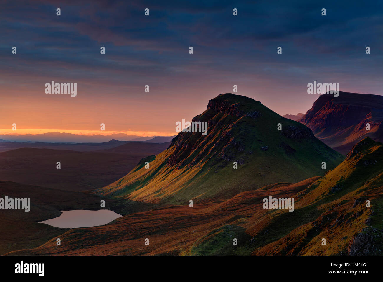 La prima luce di un nuovo mattino colpisce il gancio sulla penisola di Trotternish, Isola di Skye, Ebridi Interne, Scotland, Regno Unito Foto Stock
