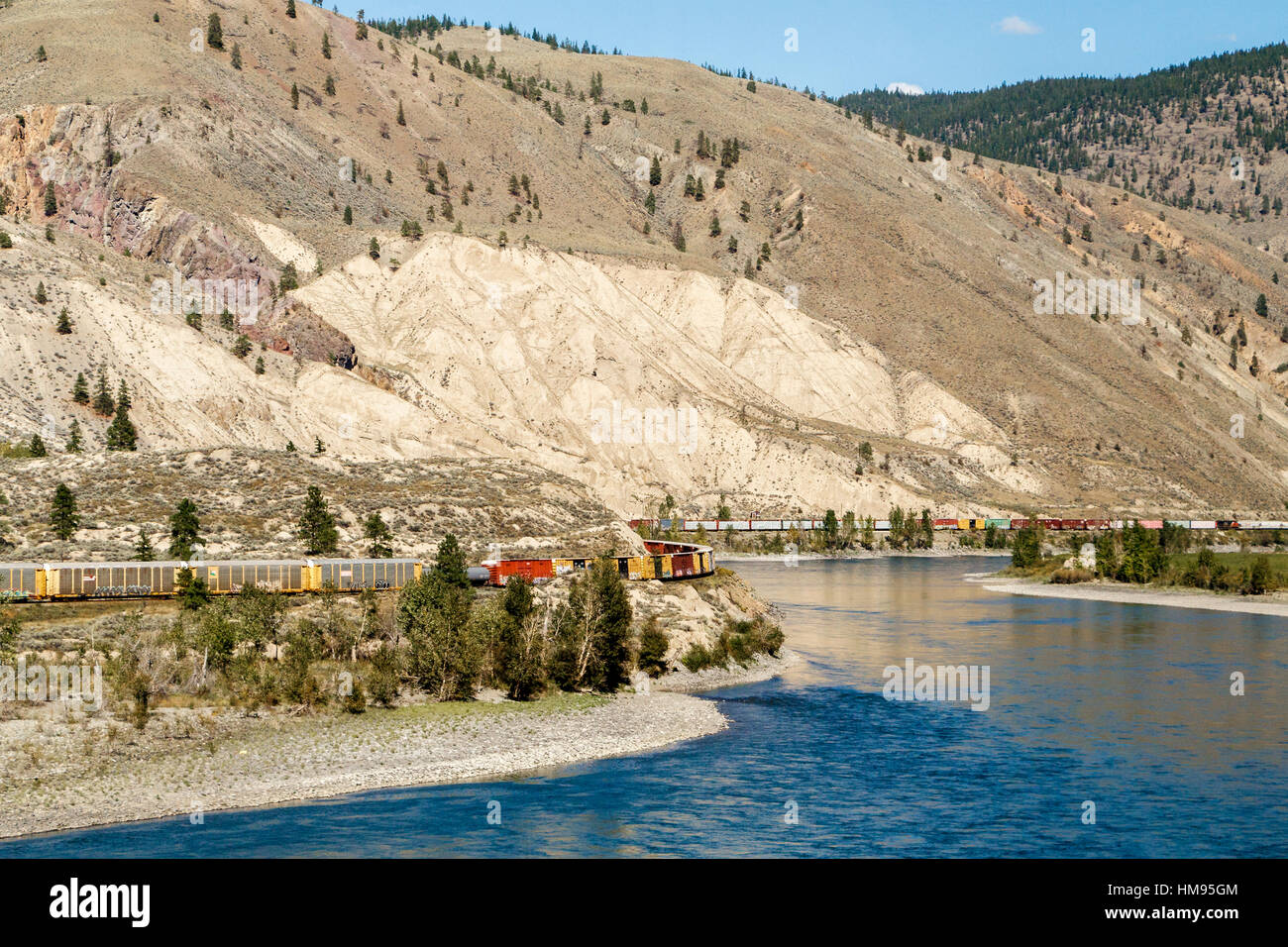 La Canadian Pacific treno merci in direzione ovest attraverso il Canyon di Fraser montagne in British Columbia, Canada. Foto Stock