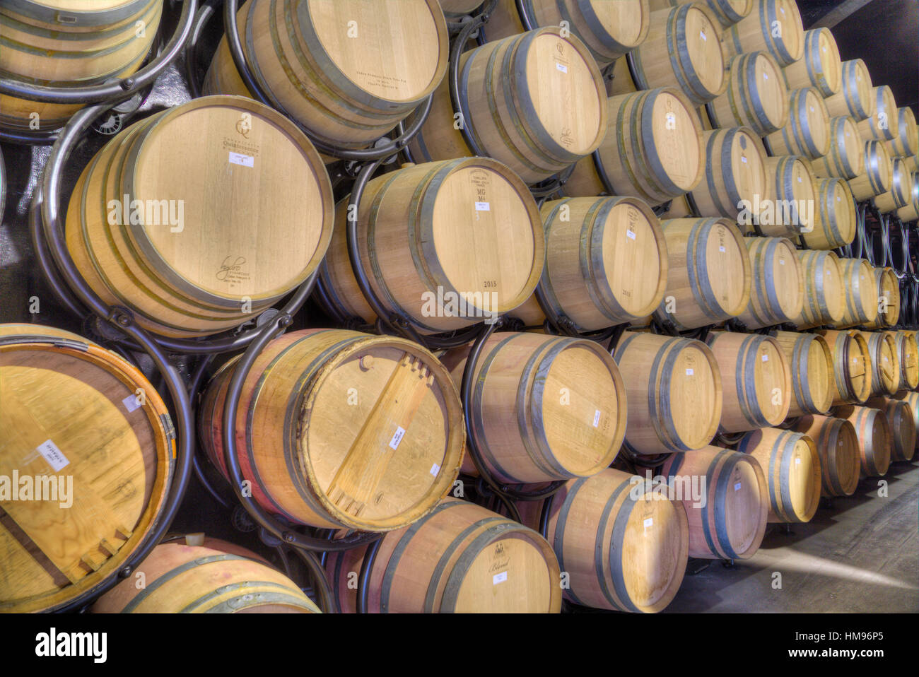 Il magazzinaggio dei vini di barili, Quinta do Crasto, Alto Douro Wine Valley, Portogallo Foto Stock