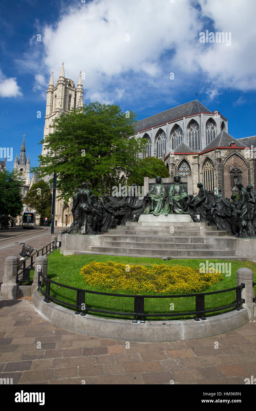 Hubert e Jan van Eyck Monumento al di fuori della cattedrale di San Bavone, il centro città di Gand, Fiandre Occidentali, Belgio Foto Stock