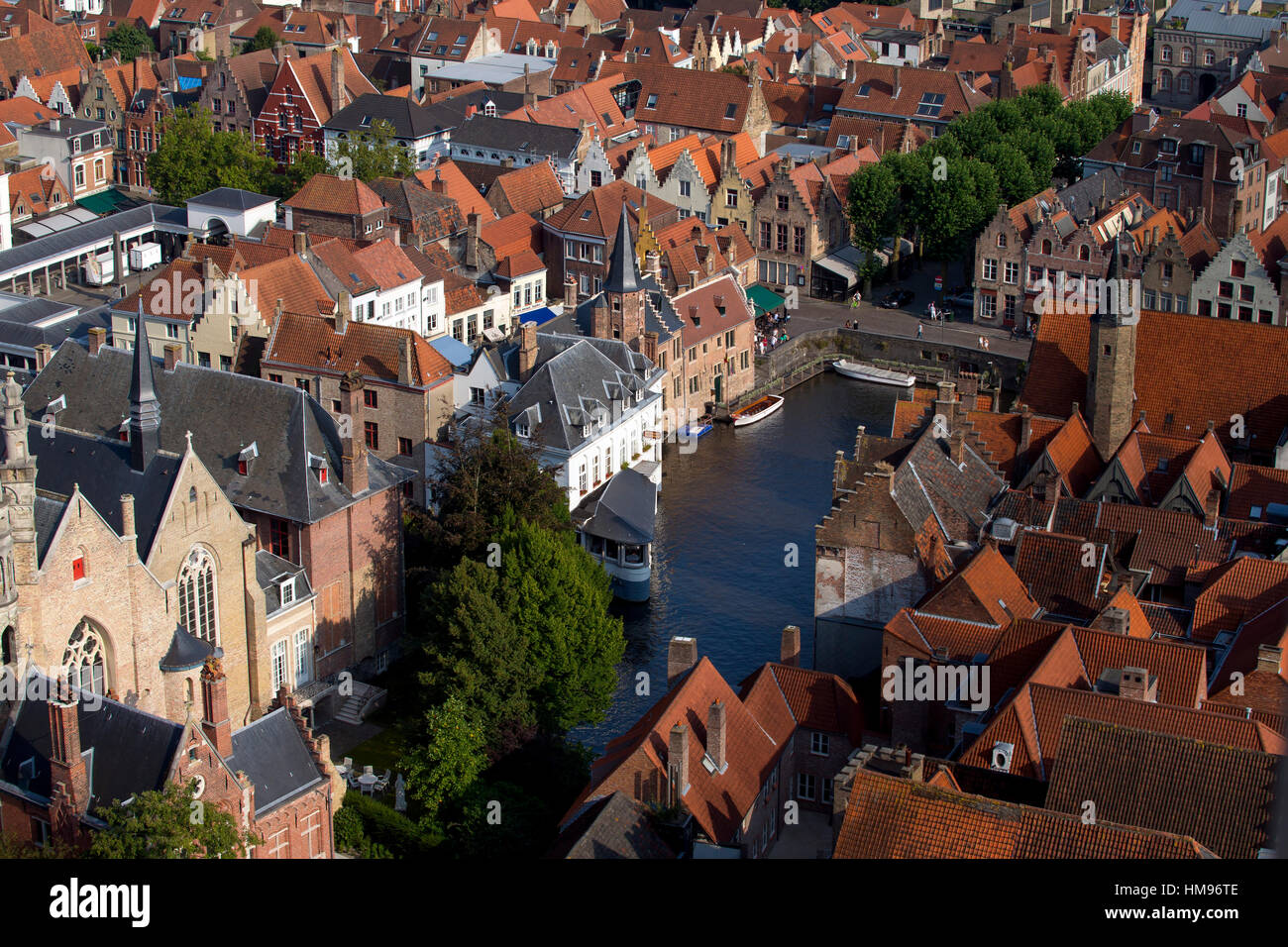 Rozenhoedkaai visto dalla parte superiore della torre campanaria Belfort (torre), Bruges, Fiandre Occidentali, Belgio Foto Stock