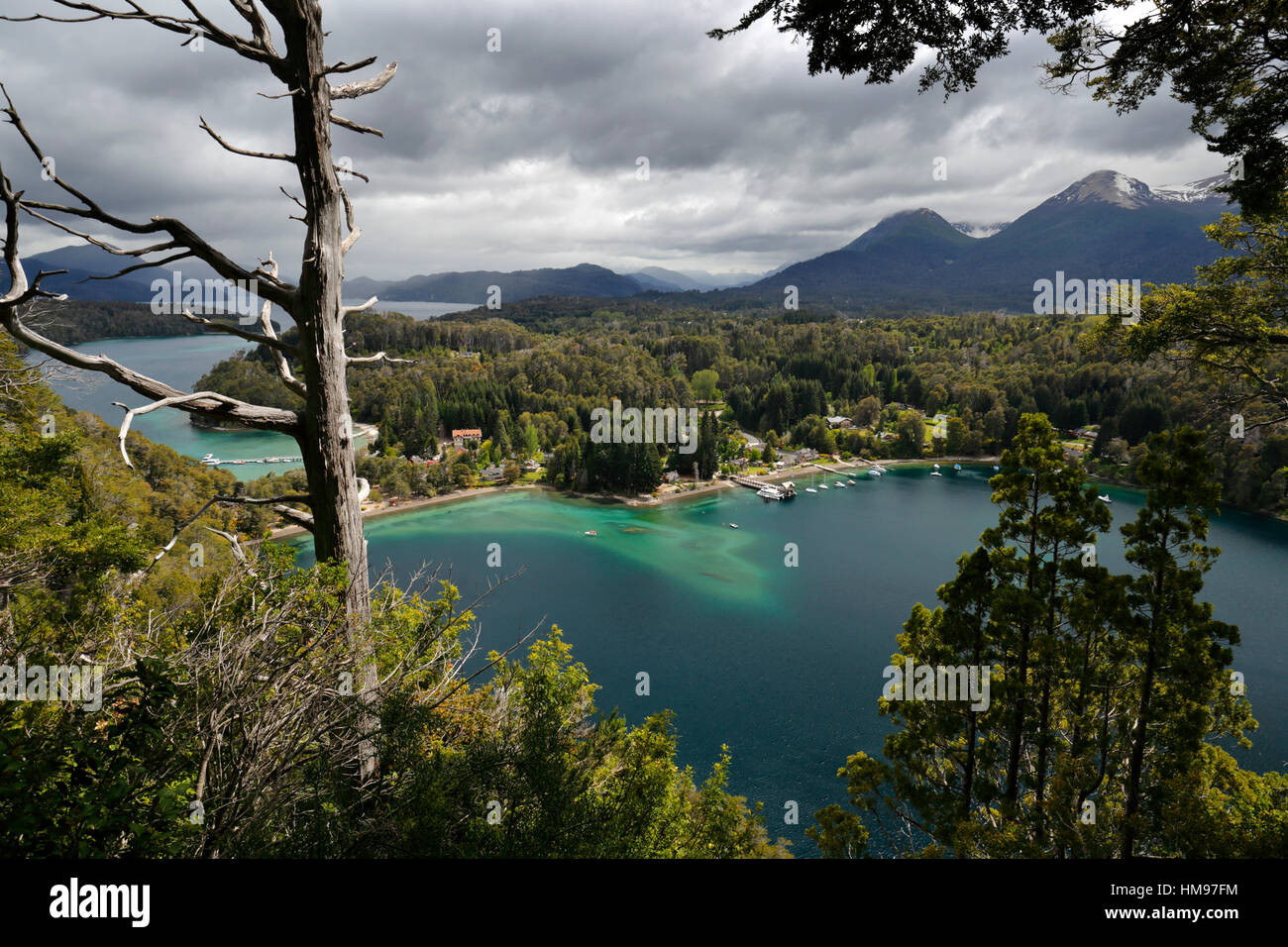 Vista del lago Nahuel Huapi dal Mirador Bahia Mansa, Parque Nacional Los Arrayanes, Villa La Angostura, Lake District, Argentina Foto Stock