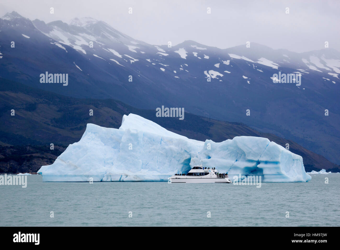 La barca turistica e iceberg vicino Ghiacciaio Upsala sul Lago Argentino, El Calafate, Parque Nacional Los Glaciares, Patagonia, Argentina Foto Stock