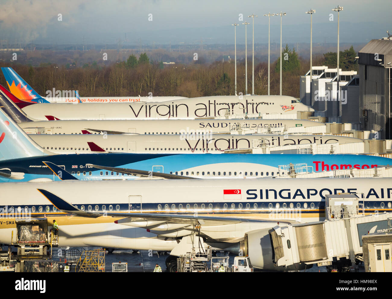 Vista su piani (tra cui Virgin Atlantic, Singapore Airlines e Thomson..) a Manchester Airport Terminal 2. Regno Unito Foto Stock