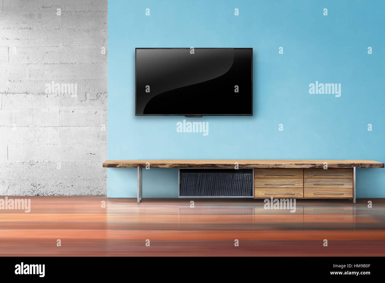 Soggiorno tv led su un muro di mattoni con tavolo in legno e piante in vaso vuoto interrior Foto Stock