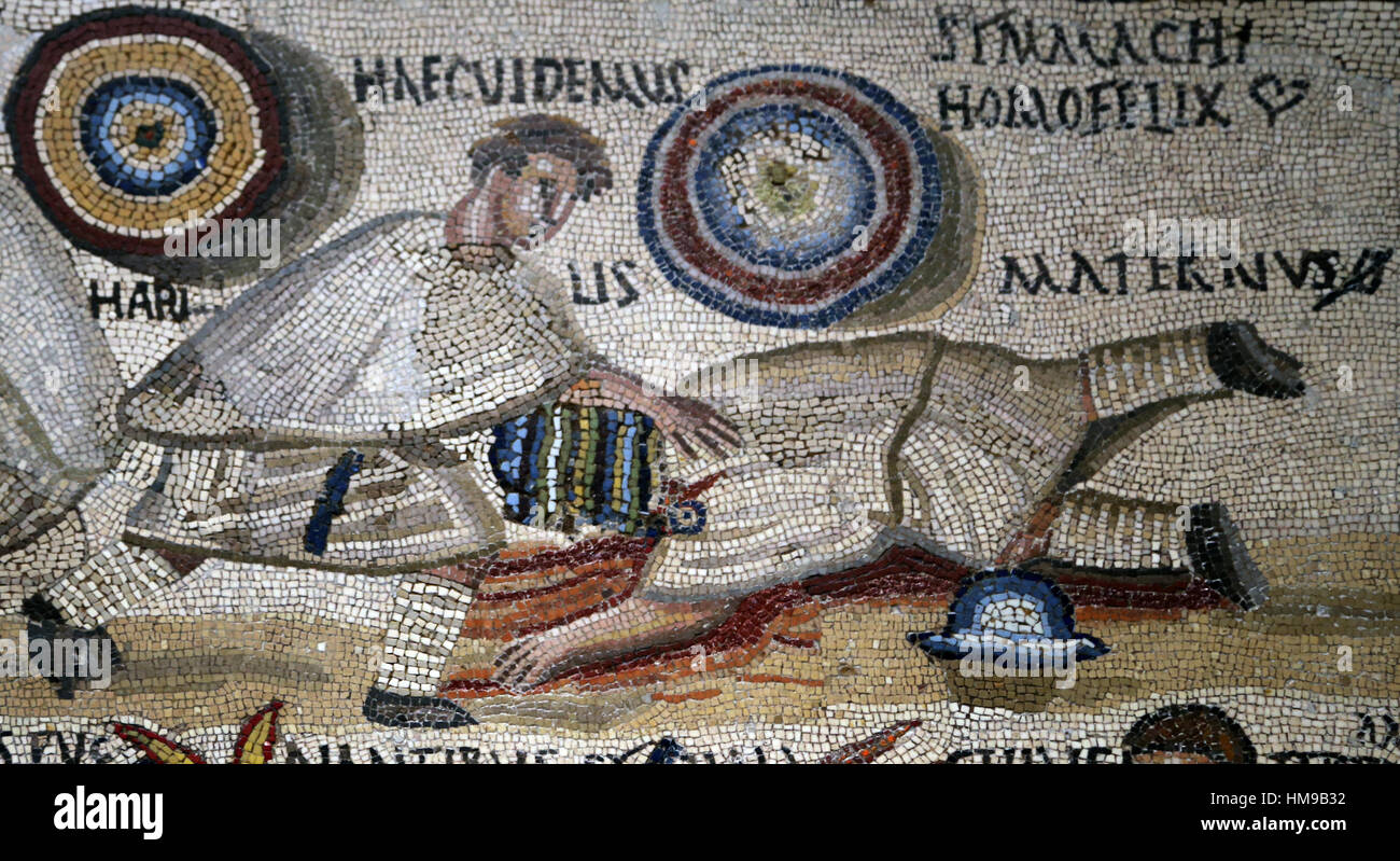 Gladiator lotta. Mosaico. 3. secolo. Roma. Sconfitto Maternus, con barrata o simbolo di deat. Spagna. Museo Archeologico Nazionale di Madrid. Foto Stock