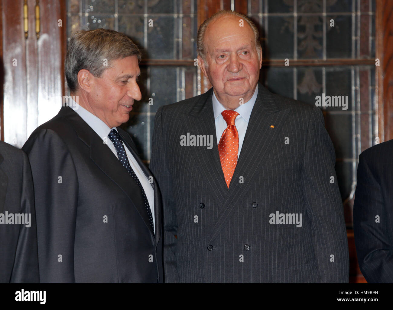 Il re Juan Carlos I e Jose Luis Garcia Delgado durante la presentazione del "Re Juan Carlos economia " premio a Madrid il giovedì 17 novembre 2016. Foto Stock