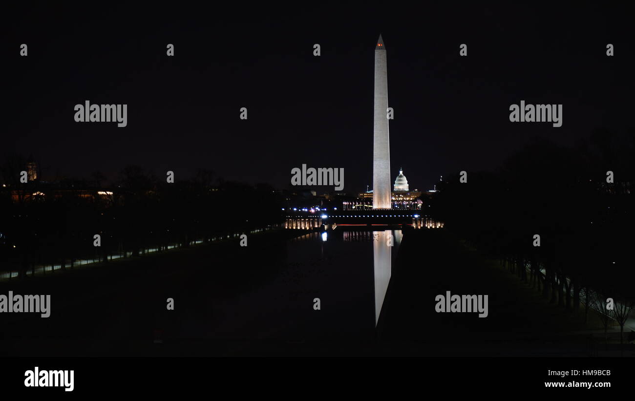 Il Monumento a Washington è illuminato di notte Foto Stock