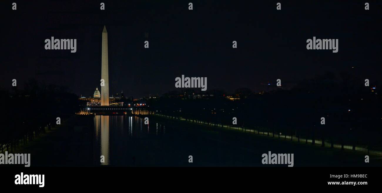 Il Monumento a Washington è illuminato di notte Foto Stock
