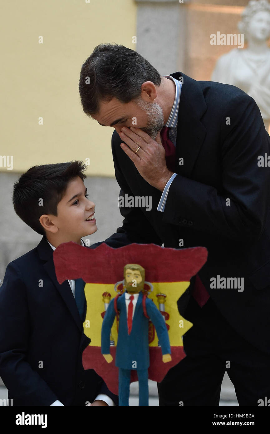 Il re Filippo VI di Spagna durante l udienza a bambini vincitori del concorso per bambini " Concorso di che cosa è un re per te?" a Palazzo Zarzuela a Madrid 12/12/2016 Foto Stock