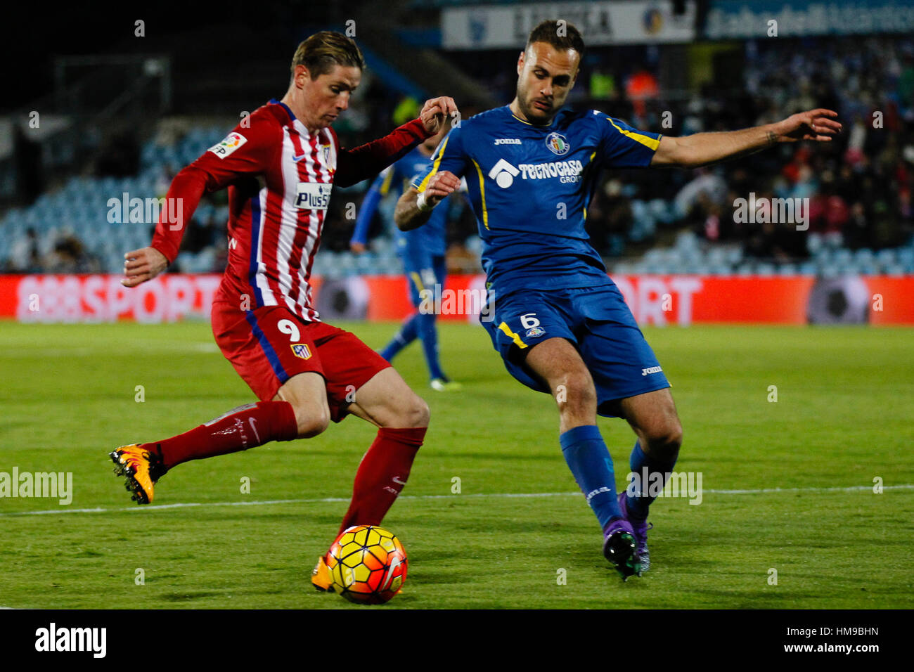 Fernando Torres (9) Atletico de Madrid il giocatore. Juan Torres Ruiz (6) Getafe CF il lettore.La Liga tra Getafe CF vs Atlético de Madrid al Coliseum Alfonso Pérez stadio di Madrid, Spagna, 14 febbraio 2016 . Foto Stock