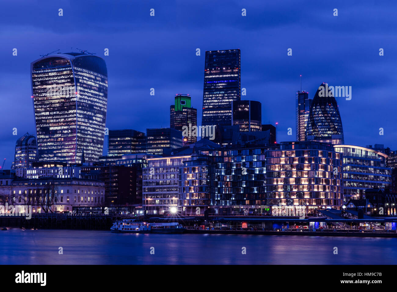 Città di edifici di Londra di notte sul fiume Tamigi Foto Stock