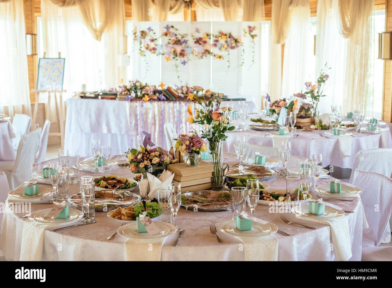 Tabella di nozze gli appuntamenti con belle decorazioni e fiori Foto Stock