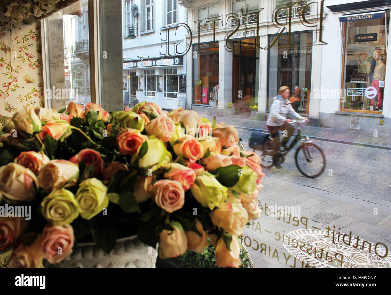 Vista dal café, con la donna in bicicletta da. Bruges, Belgio Foto Stock