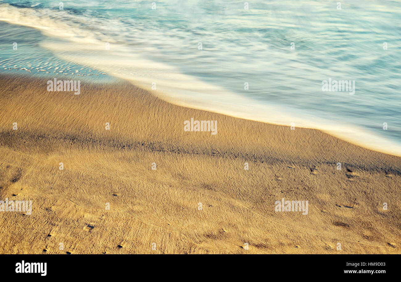 Spiaggia di sabbia e il moto ondoso. lunga esposizione dell'immagine. Foto Stock