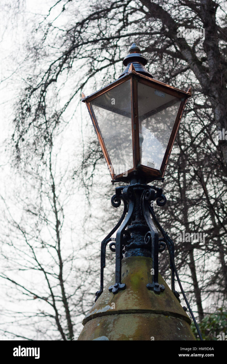 Antica lampada sul pilastro di pietra Foto Stock