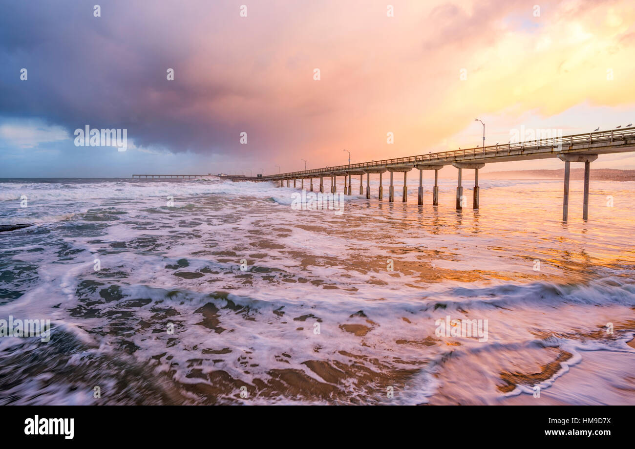 Vista dell'Oceano Beach Pier e oceano all alba di un inverno mattina. Ocean Beach, San Diego, California, USA. Foto Stock