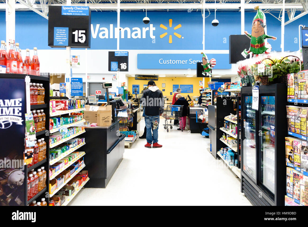 La gente in una cassa con la merce sui lati in un Walmart store. Oklahoma City, Oklahoma, Stati Uniti d'America. Foto Stock