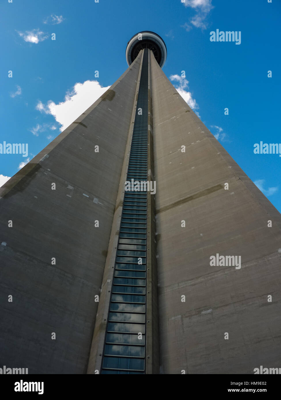 Cercando la CN Tower Toronto Foto Stock