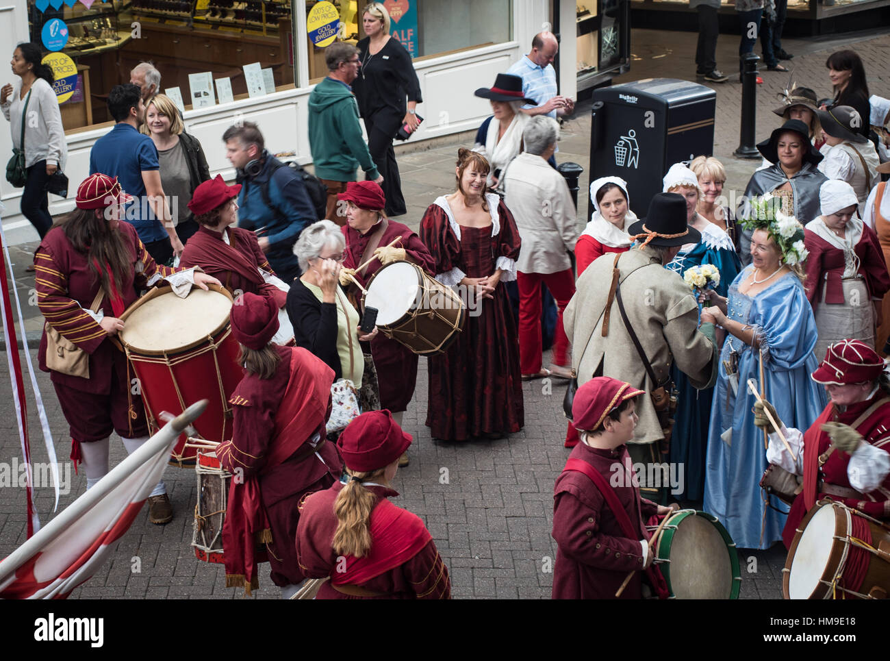 Onorevoli rivivere Stuart periodo raccogliere in Chester Foto Stock