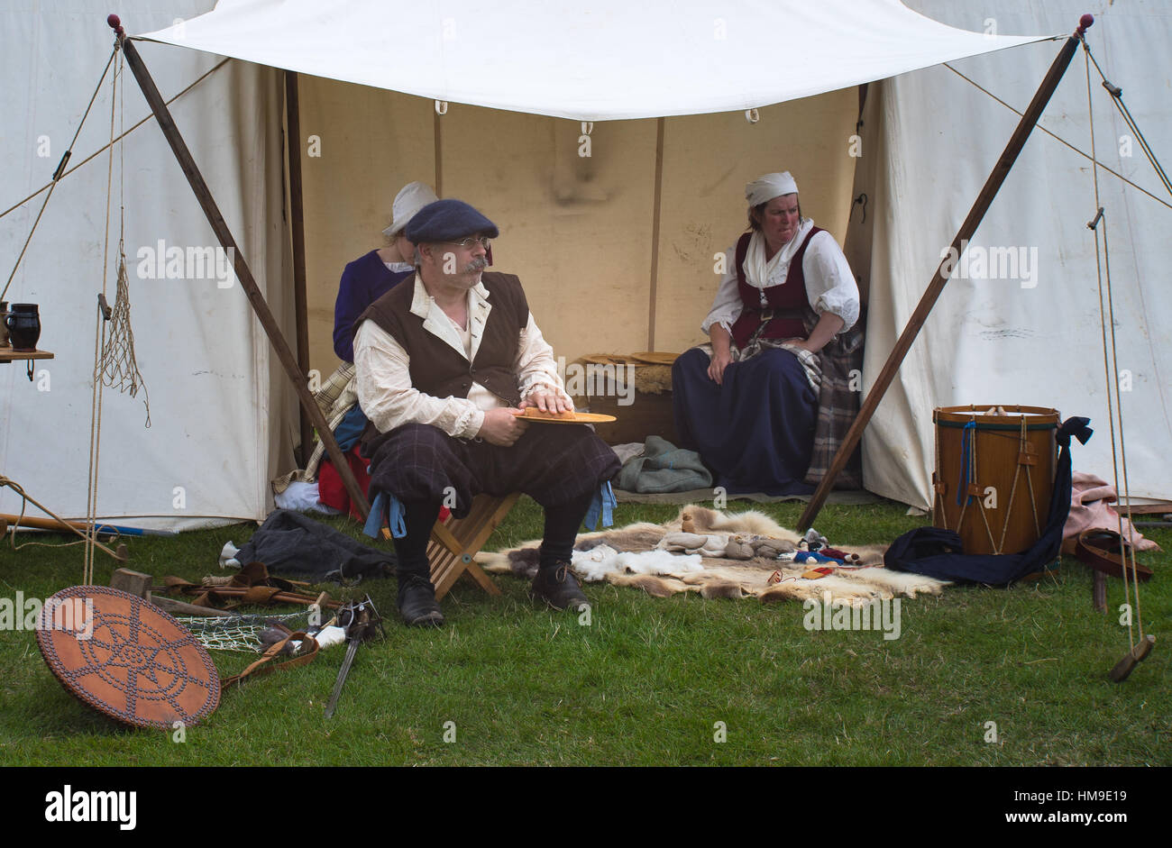 Guerra Civile Inglese soldato ha il cibo con la sua famiglia prima della battaglia in Chester Foto Stock
