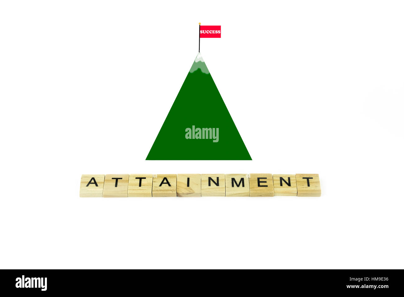 La parola conseguimento sillabato su blocchi di legno. con una montagna e indicatore di successo per il controllo ortografico. Ritaglio. Concetto concettuale. Foto Stock