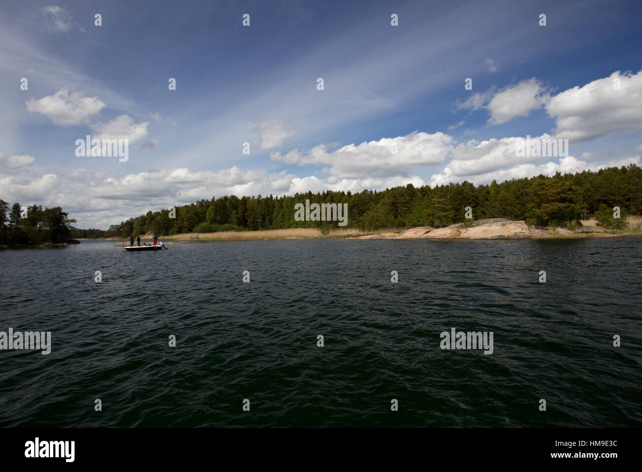 Viste della arcipelago svedese su una bella giornata d'estate con alcuni attrezzi da pesca Foto Stock