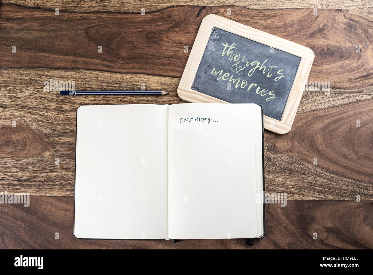 Aprire la pagina normale diario di notebook con matita e parole pensieri e ricordi su lavagna su tavola in legno rustico Foto Stock