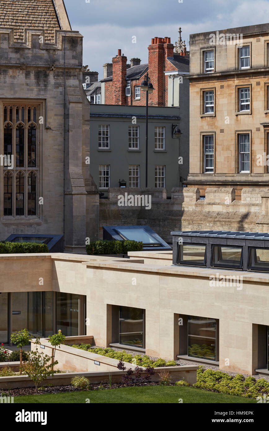 Stretta giustapposizione di nuovo e facciate esistenti. Libreria Longwall, Oxford, Regno Unito. Architetto: Wright & Wright Architects LLP, 2016. Foto Stock