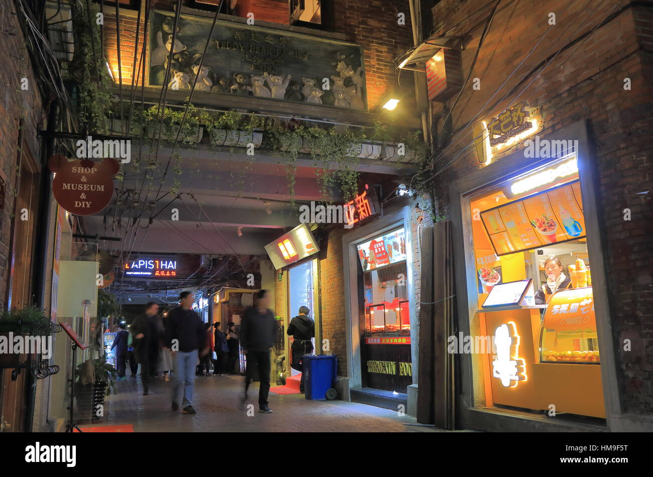 La gente visita Tianzifang a Shanghai in Cina. Tianzifang è un touristic arti e mestieri enclave in zona residenziale tradizionale della concessione francese. Foto Stock