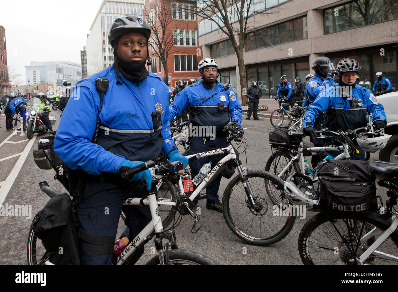 La Metropolitan Police unità bicicletta preparando per il controllo della folla su 2017 inaugurazione presidenziale giorno - Washington DC, Stati Uniti d'America Foto Stock
