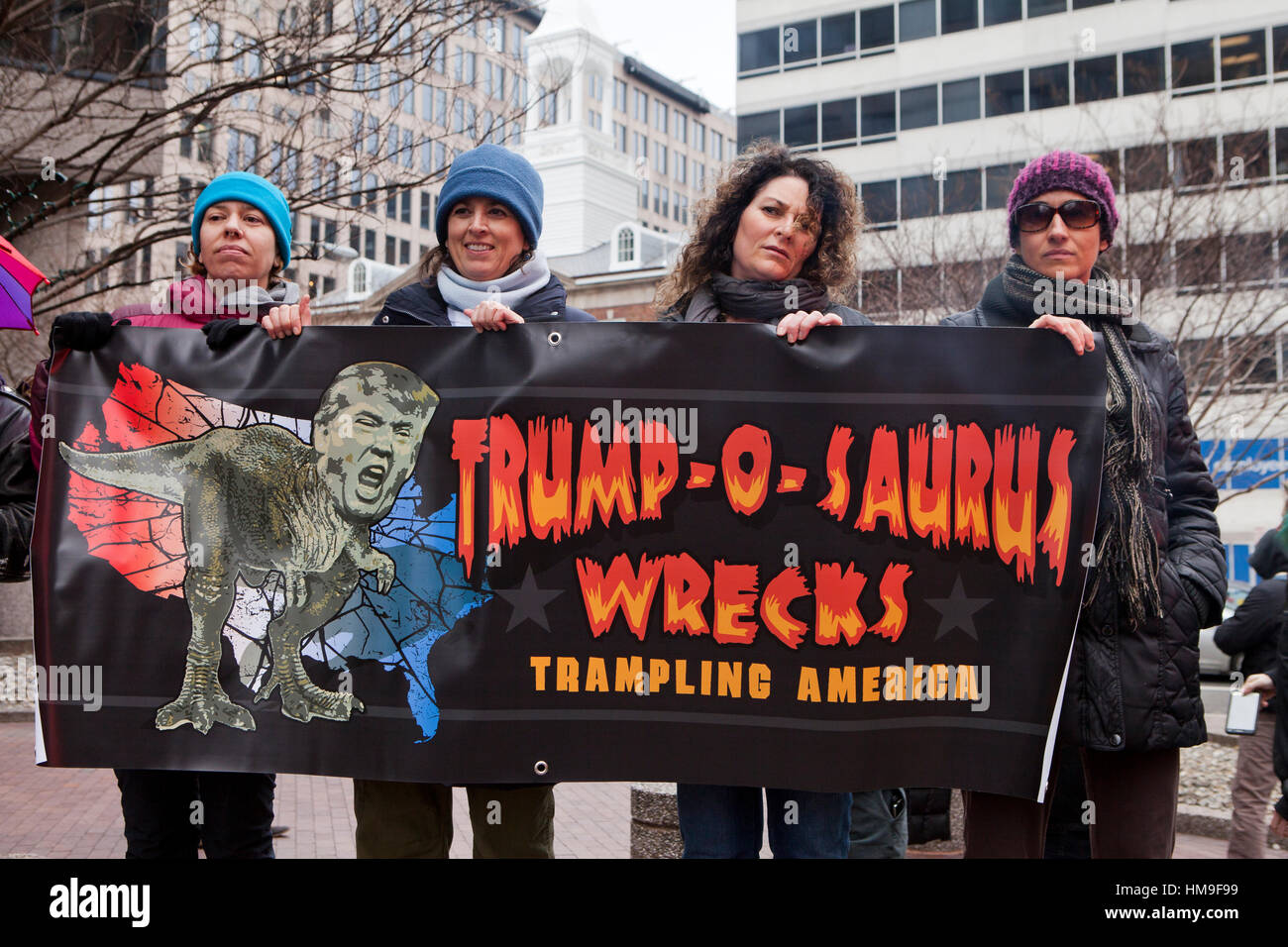 Anti-Trump manifestanti durante 2017 inaugurazione presidenziale - Washington DC, Stati Uniti d'America Foto Stock
