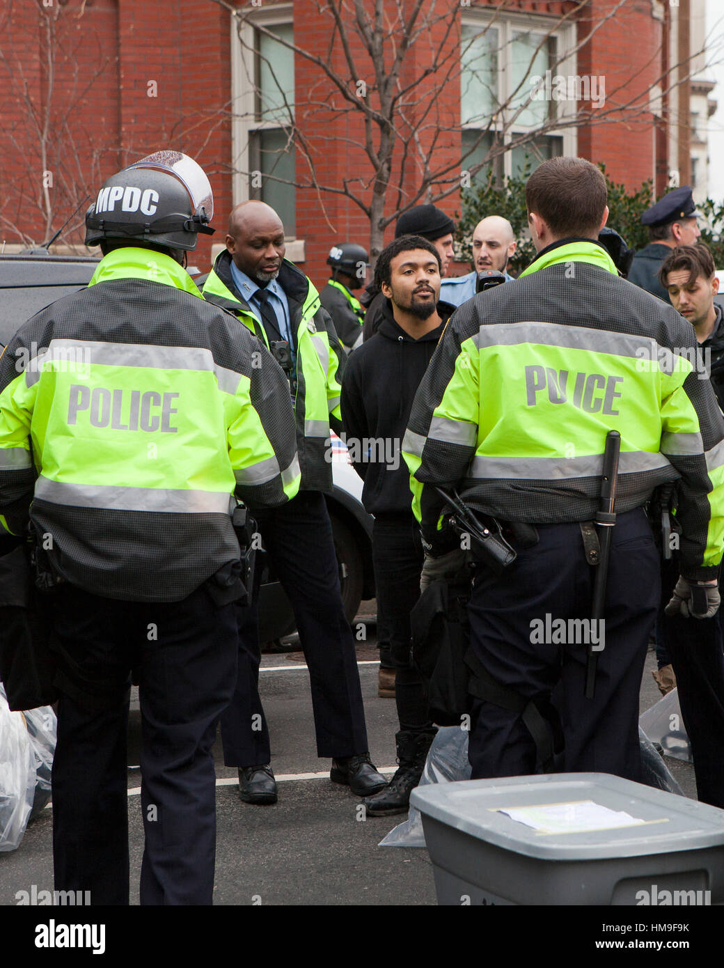 Giovane uomo afro-americano di essere arrestato durante il 2017 inaugurazione presidenziale protesta - Washington DC, Stati Uniti d'America Foto Stock