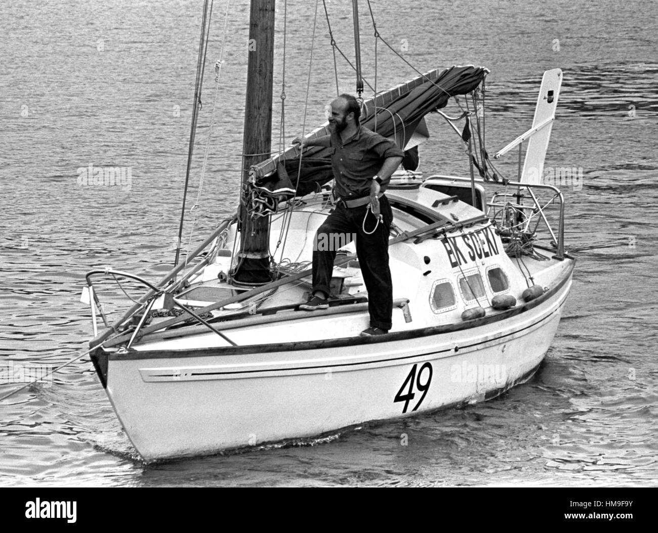 AJAXNETPHOTO. 6 Giugno, 1976. PLYMOUTH in Inghilterra. - OSTAR 1976 - John Christian skipper di 27FT JUNK TRUCCATE EK SOEKI; yacht si è ritirato dopo incendio a bordo. Foto:JONATHAN EASTLAND/AJAX REF:2760506 16 Foto Stock