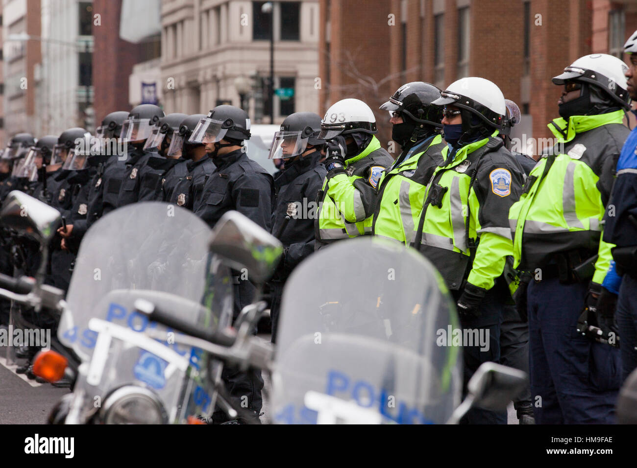 La Metropolitan Police in piedi in formazione contro i dimostranti durante 2017 inaugurazione presidenziale - Washington DC, Stati Uniti d'America Foto Stock