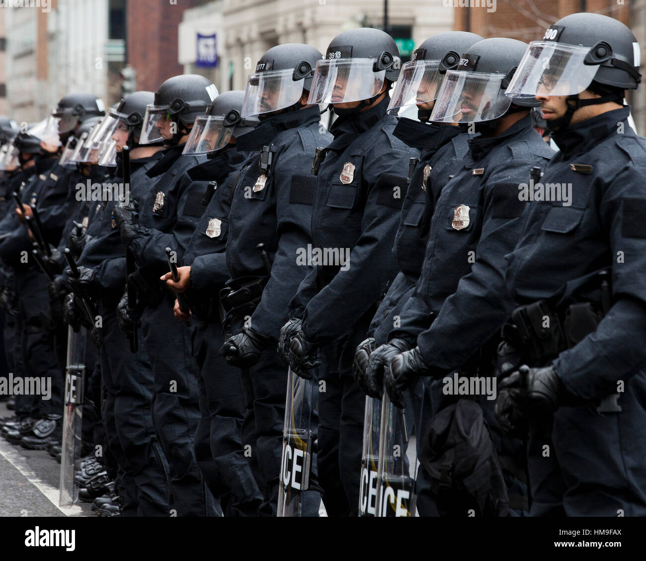 La Metropolitan Police in riot gear in piedi in formazione durante il giorno dell'Inaugurazione proteste - Washington DC, Stati Uniti d'America Foto Stock