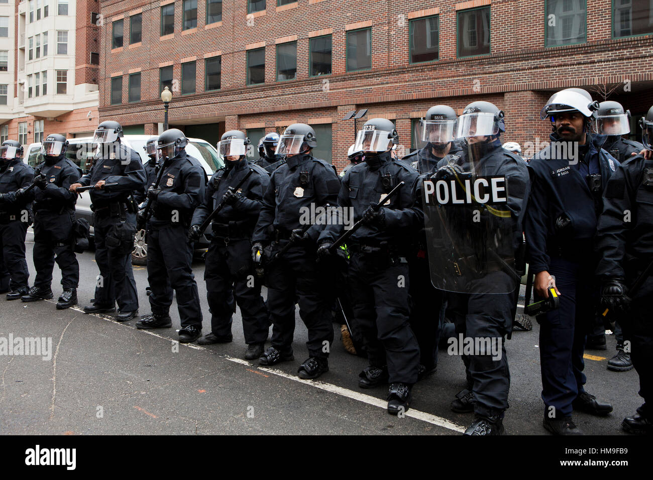 La Metropolitan Police in riot gear in piedi in formazione durante il giorno dell'Inaugurazione proteste - Washington DC, Stati Uniti d'America Foto Stock